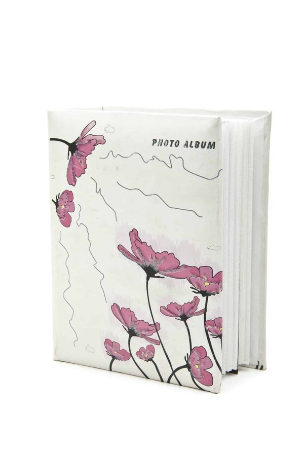 Un voyage créatif à travers les pages : secrets DIY pour décorer votre album photo vierge