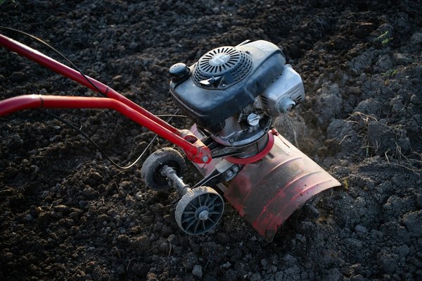 Meilleure motobineuse thermique 4 temps : les critères d'achat à retenir